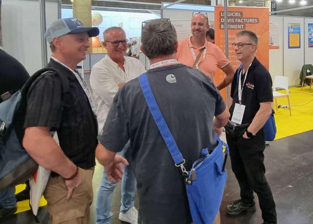 Visite d'artisans sur le stand Mediabat