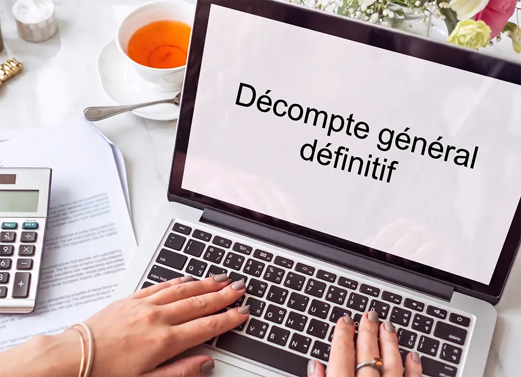 image-calcul-dgd-main-qui-manipule-un-ordinateur-portable