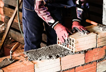 Taux horaire travaux de maçonnerie : 45–55 €/h HT