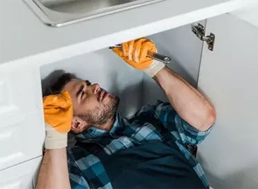 Taux horaire travaux de plomberie : 50–60 €/h HT